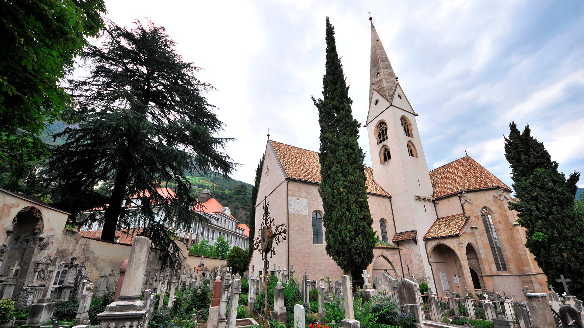Il cimitero di Bolzano è un luogo di alta cultura e tradizione che racconta la storia e le vicende accadute nella città.